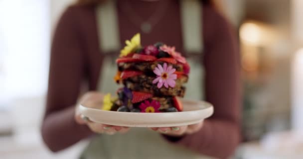Crêpes Fruits Fleurs Petit Déjeuner Nourriture Dans Cuisine Avec Personne — Video