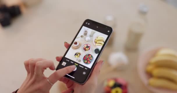 手机屏幕 相机应用和食物博客与手 摄影艺术 配料顶部和内容创作 影响者 早餐和人 图片手机和社交媒体的创造力 — 图库视频影像