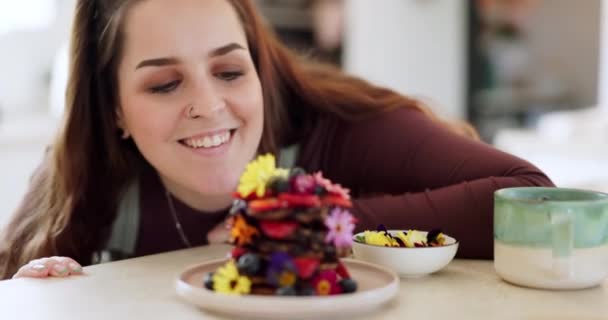 Pannenkoeken Stapel Hongerige Vrouw Huis Met Koken Kunst Blij Met — Stockvideo