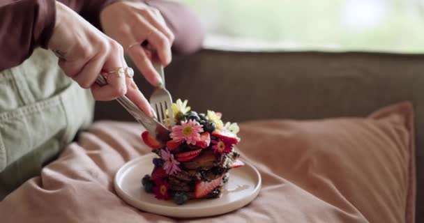 Γυναίκα Χέρια Και Τρώει Κέικ Για Πρωινό Στα Γενέθλια Πρωί — Αρχείο Βίντεο