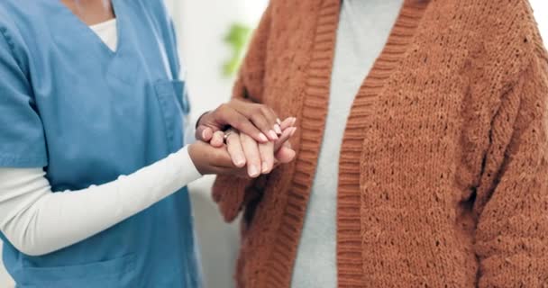 Pielęgniarka Trzymając Się Ręce Pocieszając Pacjenta Rakiem Chorego Lub Chorego — Wideo stockowe