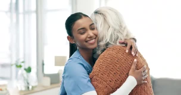 Abrazo Apoyo Enfermera Con Mujer Mayor Para Consulta Salud Asilo — Vídeos de Stock