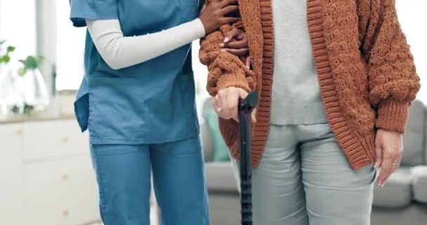Verpleegster Handen Senior Vrouw Met Looprek Verpleeghuis Fysiotherapeut Helpen Parkinson — Stockvideo