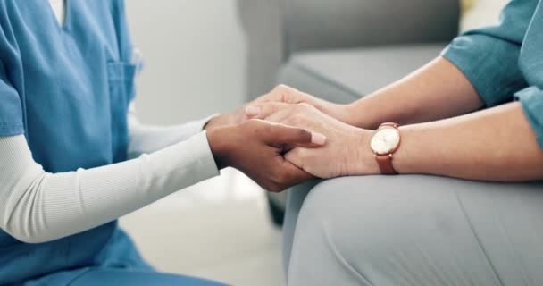 Enfermeira Mãos Dadas Conforto Paciente Com Câncer Doente Doença Casa — Vídeo de Stock