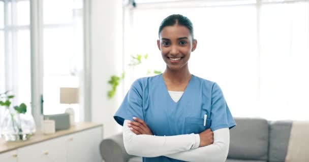 Sonríe Cruza Los Brazos Rostro Enfermera Sala Estar Una Casa — Vídeos de Stock