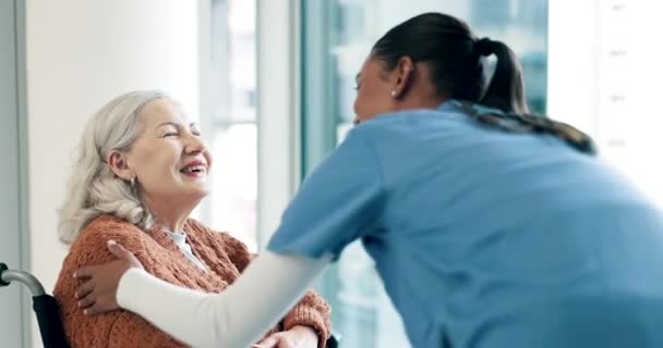 Rozmowa Wsparcie Pielęgniarka Starszą Kobietą Wózku Inwalidzkim Konsultację Lekarską Opieka — Wideo stockowe