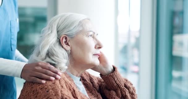 老妇人 护士和思考与移情 悲伤和记忆与癌症 抑郁和记忆 老年人 养恤金领取者和有照料者的老年妇女 对支持和希望的同情和安慰 — 图库视频影像