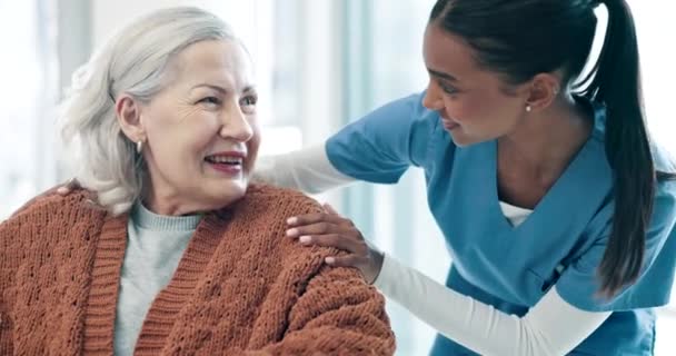 Rozmowa Konsultacje Pielęgniarka Starsza Kobieta Wózek Inwalidzki Badań Lekarskich Klinice — Wideo stockowe
