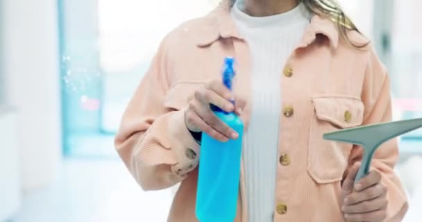 Händerna Sprayflaska Och Person Rengöring Glas Ett Kontor Närbild För — Stockvideo
