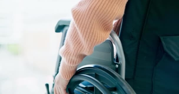 Engelli Tekerlekli Sandalyede Hasta Taşınma Sağlık Sigortası Yakın Çekim Hastalık — Stok video