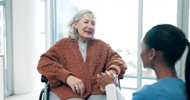 Sorriso Conversa Enfermeira Com Mulher Idosa Uma Cadeira Rodas Para — Vídeo de Stock