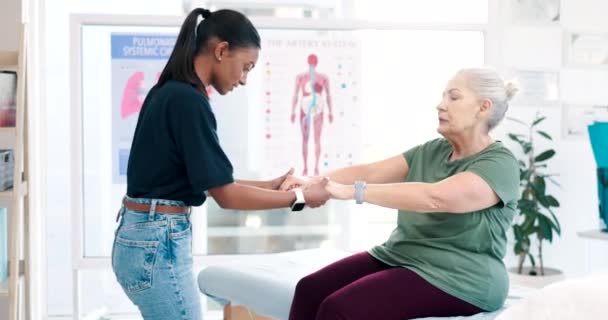 Fizioterapeuta Kelj Fel Segíts Egy Idős Nőnek Mozgássérült Ellátásban Egészségügyben — Stock videók