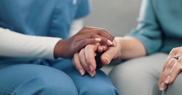 Asistentă Medicală Ținând Mâinile Susținând Pacienții Cancer Bolnavii Sau Bolnavii — Videoclip de stoc
