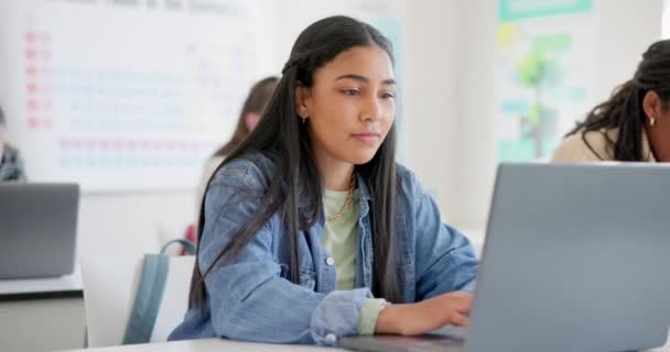 Okul Için Kadın Öğrenci Dizüstü Bilgisayar Ders Çalışıp Kazanma Kolej — Stok video