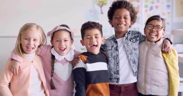 Retrato Feliz Crianças Grupo Sala Aula Elementar Aprendizagem Educação Diversidade — Vídeo de Stock