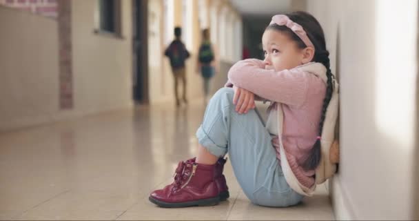 Bang Eenzaam Een Kind Een Schoolgang Voor Pesten Autisme Droevig — Stockvideo
