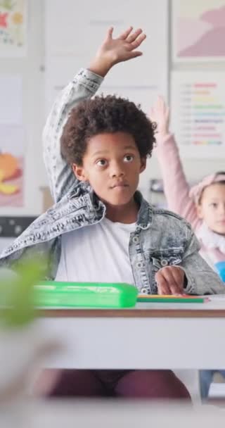 Bildung Antwort Und Schüler Und Junge Klassenzimmer Für Lernen Diskussion — Stockvideo