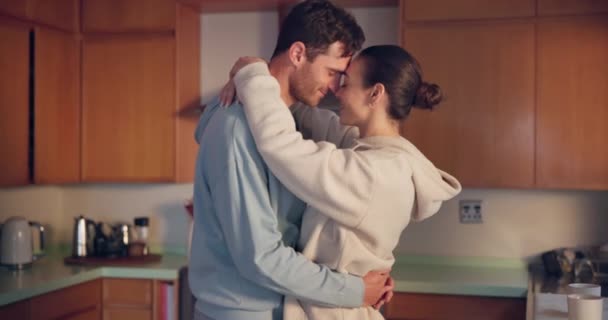 Paar Knuffel Voorhoofd Keuken Liefde Intieme Dans Met Zorg Hechting — Stockvideo