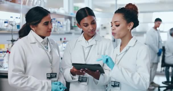 Vetenskap Tabletter Och Kvinnor Samtalar Ett Laboratorium För Medicinsk Hälso — Stockvideo