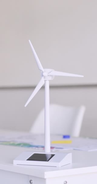 Turbina Wiatrowa Energia Odnawialna Model Biurku Szkolnym Dla Edukacji Innowacji — Wideo stockowe