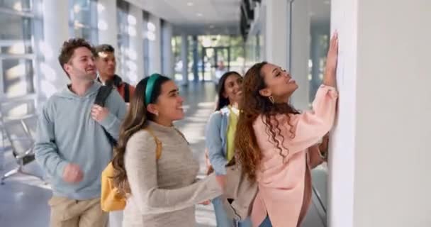 캠퍼스 복도에서 대학생 대학에서 진진한 테스트 사람들은 장학금 승리의 승리를 — 비디오