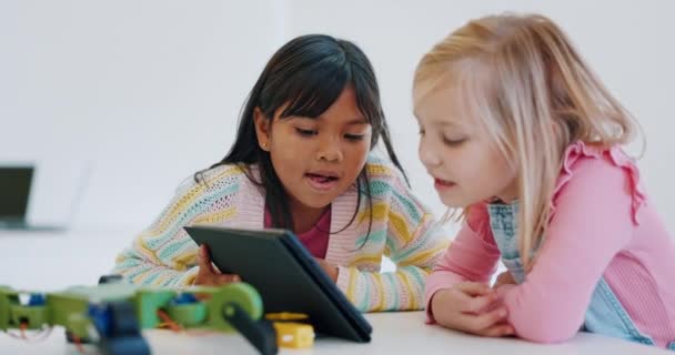 Mädchen Schüler Und Tablet Klassenzimmer Für Robotikstudenten Teamarbeit Und Lächeln — Stockvideo