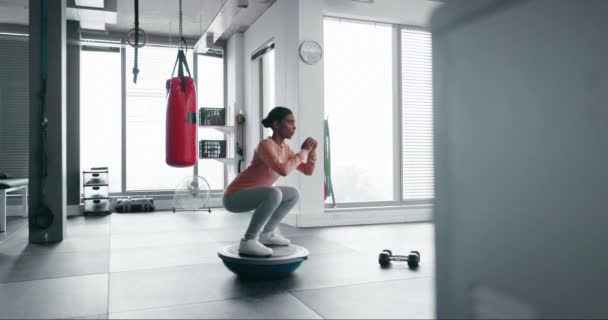 Vrouw Fitness Squat Voor Fysiotherapie Fitnesstraining Training Voor Evenwicht Wellness — Stockvideo