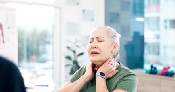 老年妇女 颈部疼痛及医院事故理疗咨询 物理治疗 脊柱损伤和脊椎按摩师谈话 以帮助关节炎 纤维肌痛和骨质疏松症患者 — 图库视频影像