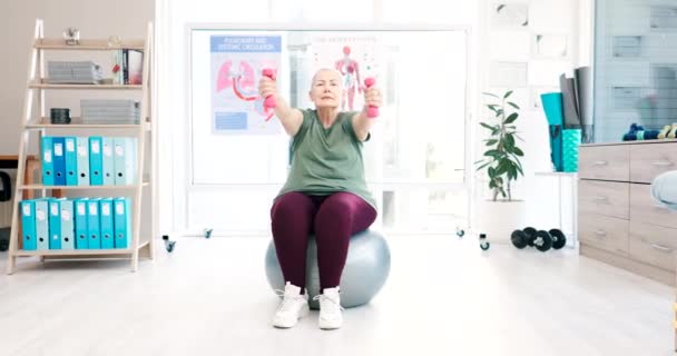 Mujer Madura Mancuerna Entrenamiento Fisioterapia Sobre Pelota Para Musculatura Hospital — Vídeo de stock