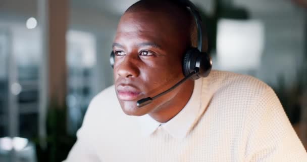 呼叫中心和黑人电话销售 连接和技术支持与服务台 在工作场所拥有耳机 交谈或客户服务的非洲人 销售代理人或雇员 — 图库视频影像