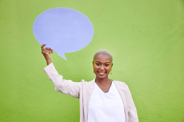 黑人女性 演讲泡沫和肖像的造型空间 微笑和意见由绿墙背景 非洲女孩 广告牌和报纸海报 供语音 投票和社交媒体用 并附有新闻公告 — 图库照片