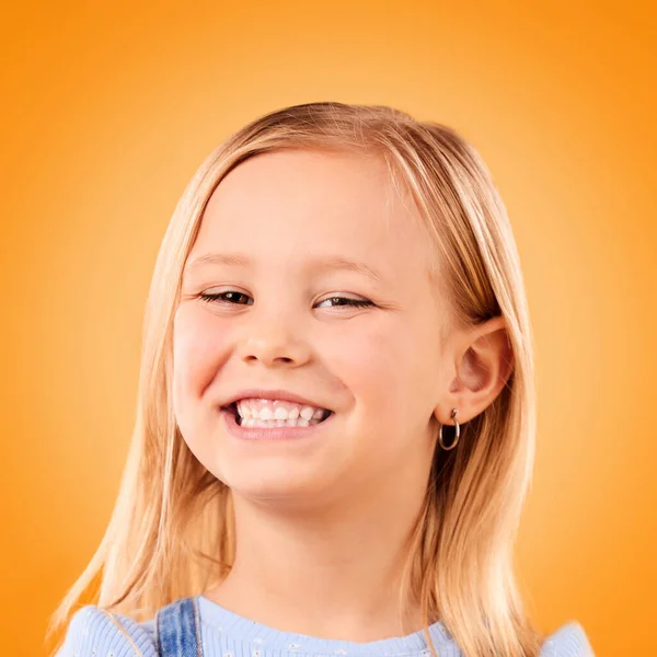 Šťastný Úsměv Portrét Dívky Oranžovém Pozadí Štěstím Radostí Nadšením Studiu — Stock fotografie