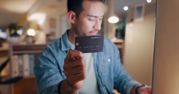 Adamı Kredi Kartı Bilgisayar Gece Için Online Alışveriş Ticaret Ödemesi — Stok video