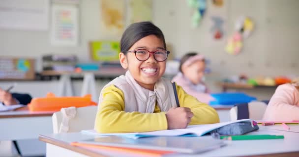 Gesicht Lernen Und Lernen Mit Mädchen Klassenzimmer Für Bildung Wissen — Stockvideo