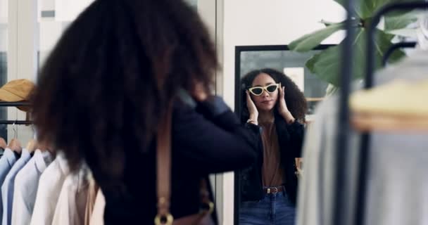 Mujer Compras Gafas Sol Verano Espejo Elección Pensamiento Con Idea — Vídeos de Stock