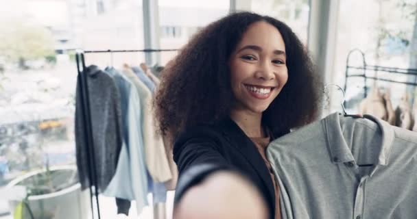 Selfie Moda Giysi Butik Için Mağazada Kadın Yüzü Olan Bir — Stok video
