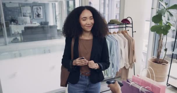 Kvinna Kreditkort Betalning Och Kläder Shoppingväska Butik Val Eller Glad — Stockvideo