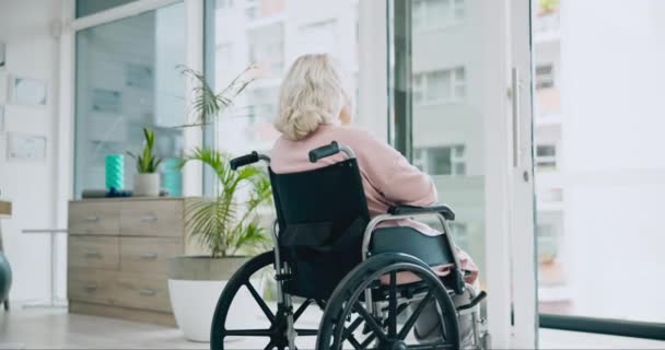 Starší Žena Invalidní Vozík Okno Pro Myšlení Nápady Nebo Paměť — Stock video