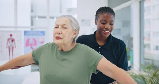 Fisioterapia Entrenamiento Muscular Paciente Anciana Con Quiropráctico Levantamiento Pesas Salud — Vídeo de stock