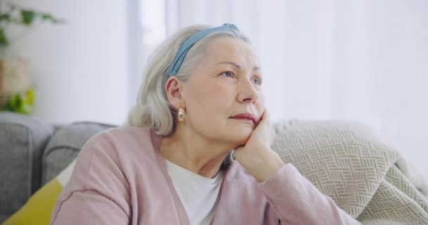 Arc Mentális Egészség Gondolkodás Egy Idős Nővel Nyugdíjas Otthonában Szomorúnak — Stock videók