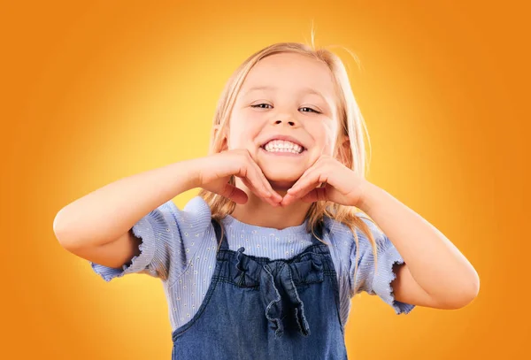Szczęśliwy Uśmiech Portret Dziecka Pomarańczowym Tle Szczęściem Radością Podnieceniem Studio — Zdjęcie stockowe