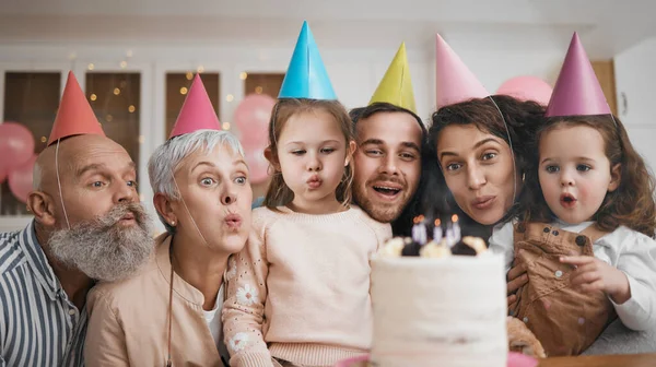 生日快乐 礼物和大家庭一起在家庭聚会 活动和庆祝活动中用蛋糕吹点蜡烛庆祝 父亲和祖父母都很兴奋能与孩子们一起出其不意地聚在一起 — 图库照片