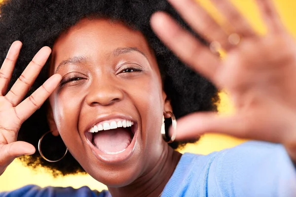 一个黑人女人的手 兴奋的和肖像在黄色背景下的创造力或自由 脸蛋和一个在摄影棚背景下对摄影 美学或微笑做出姿态的非洲女孩 — 图库照片