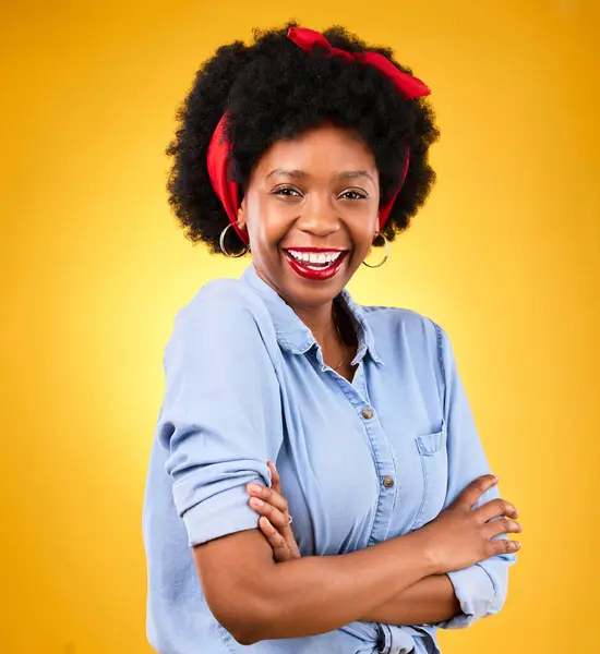 Afrykanka Skrzyżowane Ramiona Uśmiech Studio Portret Makijaż Lub Piękno Ubrania — Zdjęcie stockowe
