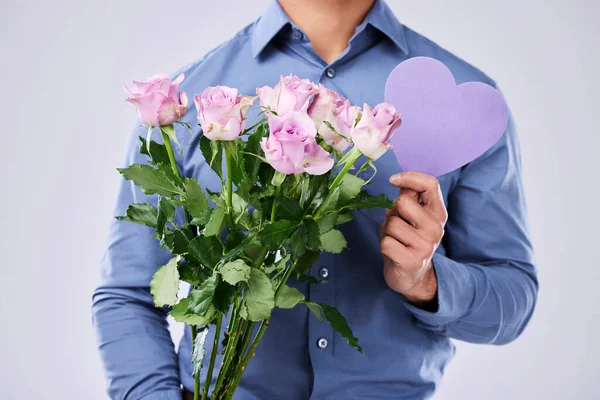 Květiny Muž Srdce Studiu Pro Lásku Šedém Pozadí Růže Dárek Royalty Free Stock Fotografie
