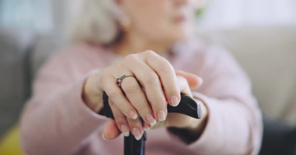 手和老妇人在家里的客厅沙发上的养老院里 在沙发上的手杖 躺椅和老年人 特写镜头和拐杖 以获得支持 平衡或行动能力 — 图库视频影像