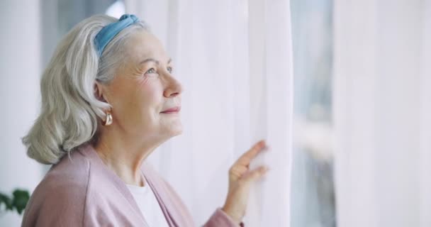 Pensando Senior Mujer Por Ventana Casa Recuerda Espera Jubilación Memoria — Vídeos de Stock