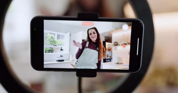 Mulher Falando Tela Telefone Para Transmissão Vivo Alimentos Culinária Refeição — Vídeo de Stock