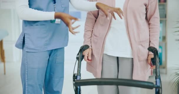 步行架和医生与病人一起提供医疗服务 步行支持和康复 医疗理疗及残疾人士 在诊所接受平衡训练或学习 — 图库视频影像