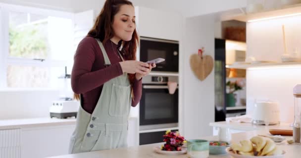 Tatlı Telefon Resmi Mutfak Kadını Yemek Pişirme Pişirme Çiçek Dekorasyonu — Stok video